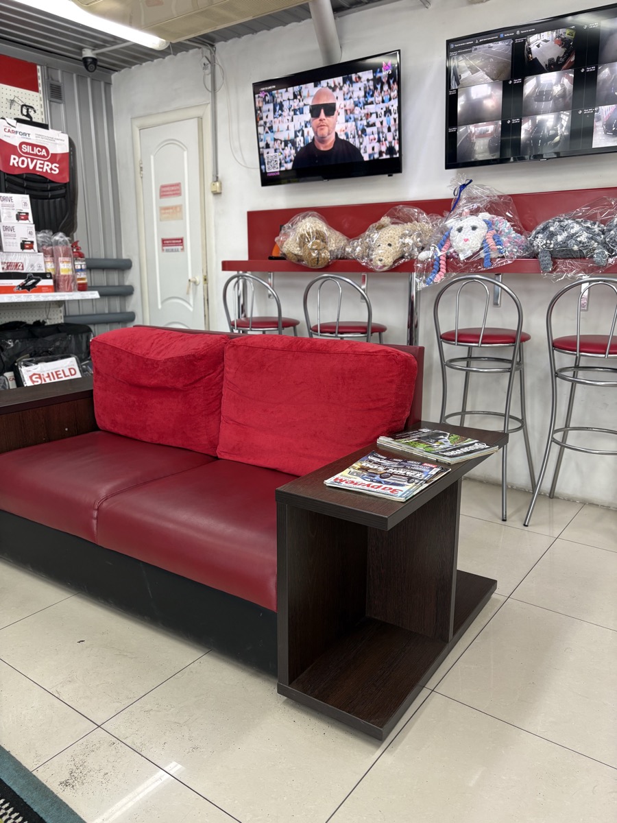 Зона ожидания: диван, ТВ, журналы